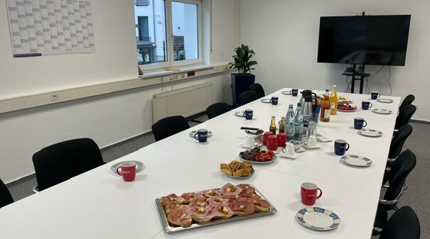 Frühstück im Büro, es ist angerichtet!